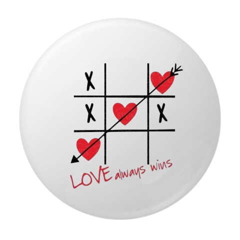 PAPETARIE & BIROTICA - Insigna rotunda Love Always Wins cu joc X si O si inimi rosii, design simbolic modern, 58 mm, prindere cu ac