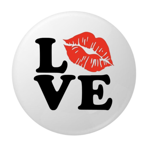 PAPETARIE & BIROTICA - Insigna rotunda LOVE cu imprimeu buze rosii, model clasic romantic, 58 mm, prindere cu ac
