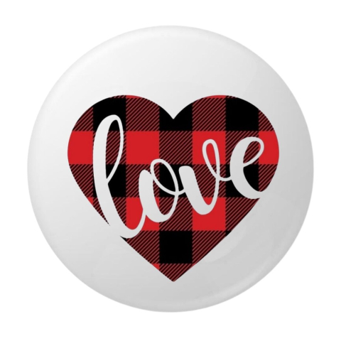 PAPETARIE & BIROTICA - Insigna rotunda Love cu inima carouri rosu-negru, 58 mm, model rustic modern cu prindere ac