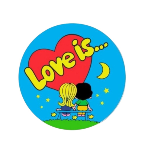 Insigna rotunda Love Is cu cuplu pe banca, inima rosie si fundal albastru, 58 mm, prindere cu ac