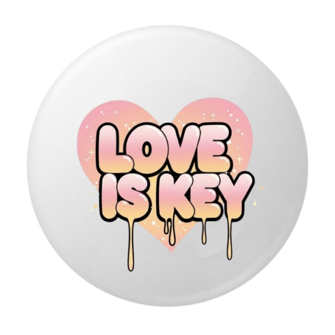 PAPETARIE & BIROTICA - Insigna rotunda Love is Key, 58 mm, design inima pastel cu efect drip, ac metalic
