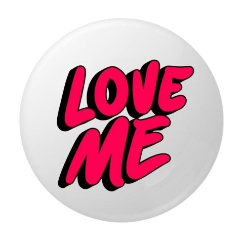 PAPETARIE & BIROTICA - Insigna rotunda Love Me, 58 mm, mesaj roz intens cu contur negru, ac metalic