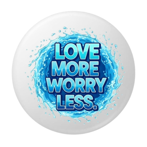 PAPETARIE & BIROTICA - Insigna rotunda Love More Worry Less, 58 mm, design albastru cu efect apa, mesaj motivational, ac metalic