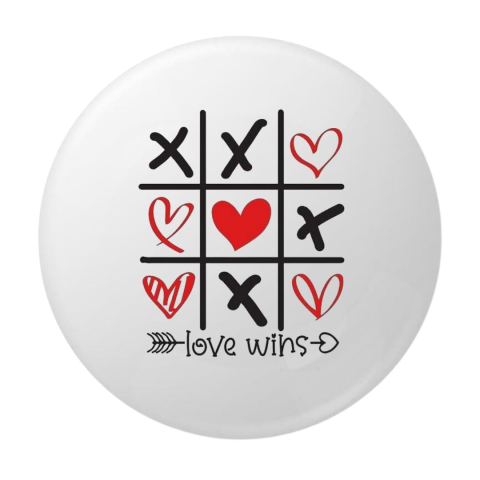 PAPETARIE & BIROTICA - Insigna rotunda Love Wins, 58 mm, model X si inimi, fundal alb, sistem prindere cu ac metalic