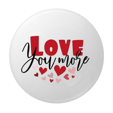 PAPETARIE & BIROTICA - Insigna rotunda Love You More, mesaj romantic cu inimioare, 58 mm, prindere cu ac metalic
