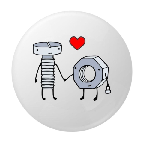 PAPETARIE & BIROTICA - Insigna rotunda metalica surub si piulita indragostite, model cu inimioara rosie, 58 mm