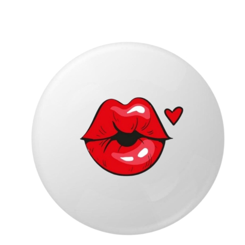 PAPETARIE & BIROTICA - Insigna rotunda model buze rosii stilizate cu inimioara, design grafic modern, 58 mm