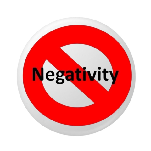 Insigna rotunda Negativity interzis 58 mm, model mesaj motivational cu simbol stop rosu