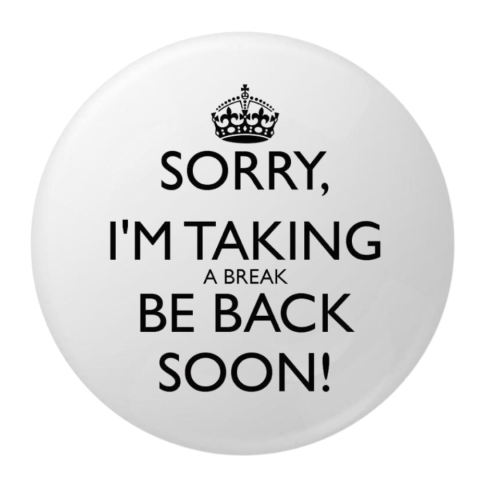 PAPETARIE & BIROTICA - Insigna rotunda Sorry I’m Taking a Break Be Back Soon 58 mm, mesaj amuzant cu coroana, fundal alb