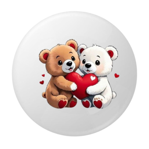 PAPETARIE & BIROTICA - Insigna rotunda ursuleti indragostiti cu inima rosie, design romantic adorabil, 58 mm, prindere cu ac