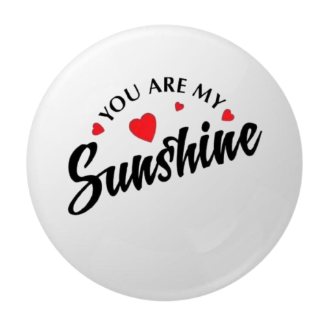 PAPETARIE & BIROTICA - Insigna rotunda You Are My Sunshine, mesaj romantic cu inimioare, 58 mm, prindere cu ac metalic