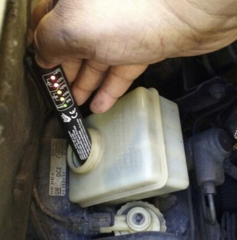 Instrument de testare a lichidului de frana, indicator LED, 15 x 2.5 cm, negru – verificare rapida si precisa a calitatii lichidului de frana [1]