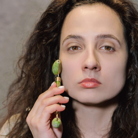 Jade roller de masaj facial cu role, piatra naturala, efect lifting si relaxare, imbunatatirea circulatiei, nuante verde jad [4]