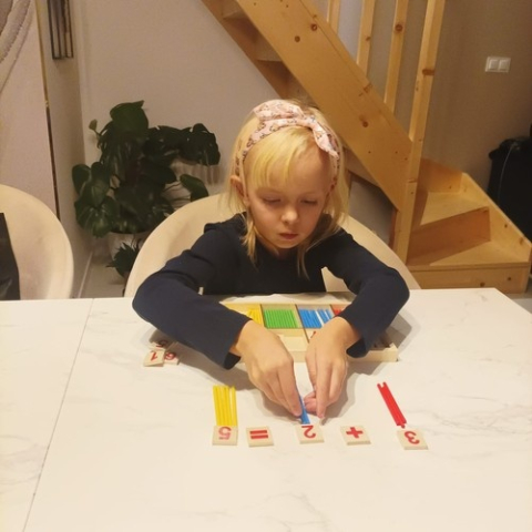 Joc educativ matematic din lemn cu betisoare colorate, numere si simboluri, 72 piese pentru invatare interactiva [4]