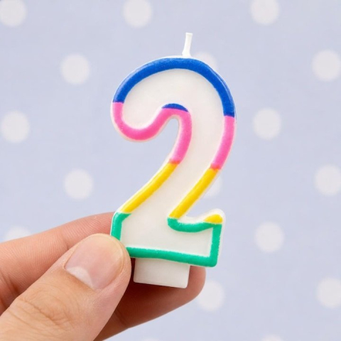 Lumanare aniversara cifra 2 alba 4,8 cm, decor multicolor, parafina, fitil din bumbac si suport din plastic pentru fixare in tort [2]