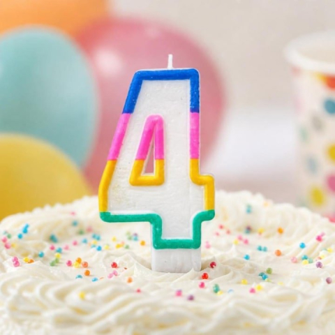 Lumanare aniversara cifra 4 alba 4,8 cm, decor albastru, roz, galben, verde si portocaliu, parafina, suport plastic pentru tort [1]