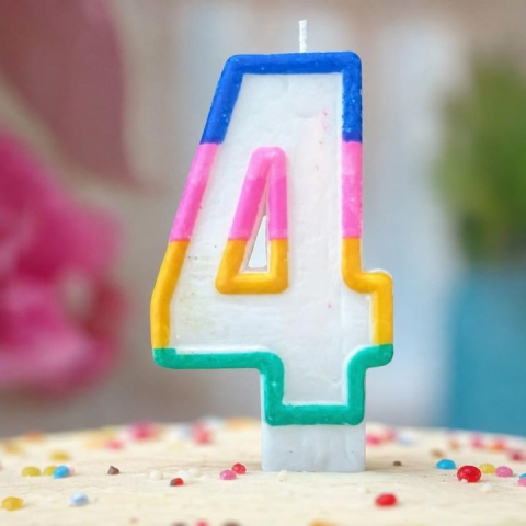 Lumanare aniversara cifra 4 alba 4,8 cm, decor albastru, roz, galben, verde si portocaliu, parafina, suport plastic pentru tort [2]