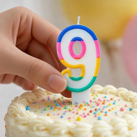 Lumanare aniversara cifra 9 alba 4,8 cm, decor multicolor, parafina, fitil din bumbac si suport din plastic pentru fixare in tort [2]