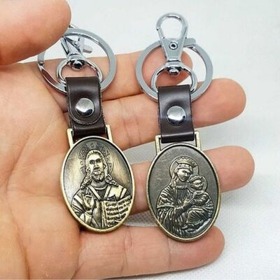 Pachet 4 brelocuri bronz antichizat 9,1 cm cu Iisus Hristos pe fata si Maica Domnului cu Iisus Hristos pe cealalta fata, pandantiv 2,7 x 2,7 cm, carabina 3,6 cm, inel 3 cm [3]