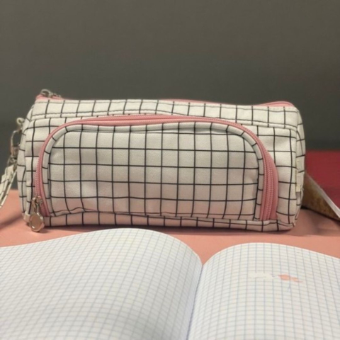 Penar textil pentru rechizite cu model alb in carouri, compartiment dublu si prindere cu carabina, 22 cm [1]