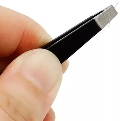 Penseta cosmetica neagra 9.6 x 1 x 0.4 cm, otel inoxidabil, varf drept plat si lat pentru prindere ferma, conturarea sprancenelor si indepartarea firelor nedorite [2]