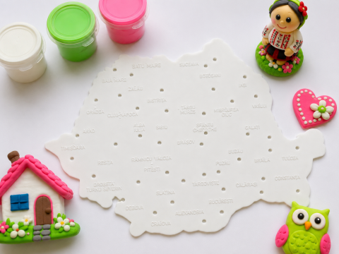 Sablon educativ harta Romaniei alb, 21 x 15 cm, plastic rezistent, cu marcaje pentru resedintele de judet, reutilizabil, pentru scoala si gradinita, 1 buc [1]
