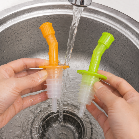 Set 2 dopuri picuratoare pentru sticle, portocaliu si verde, dozatoare cu capac pentru turnarea lichidelor [3]