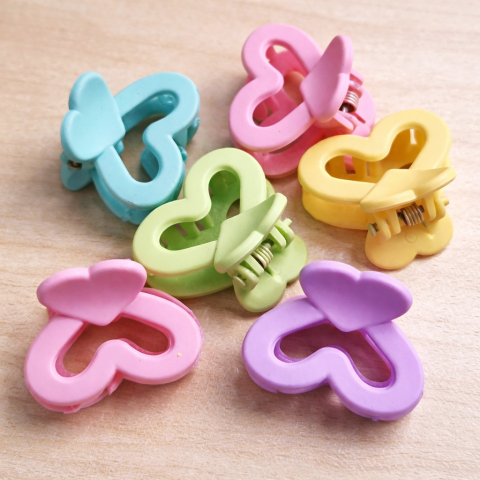 Set 8 cleme par 1,5 cm, forma inimioara, cutie hexagonala, multicolore, pentru fetite [4]