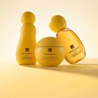 Set cadou auriu Avon HerWisdom Sim Sim cu spray parfumat pentru piele si par, crema aerata, ulei baie si dus, floarea Nilului, nuci de caju, cuier transparent [12]