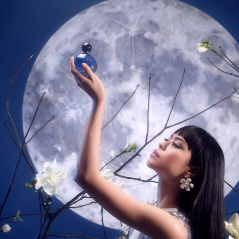 Set cadou Far Away Beyond the Moon – parfum 50 ml + mini parfum 10 ml + insignă motivațională cadou [3]