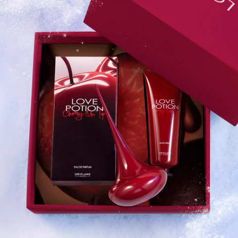 Set cadou Love Potion Cherry On Top pentru femei, apa de parfum si crema de maini hidratanta, aroma floral-fructata gurmanda cu cirese si ciocolata [1]