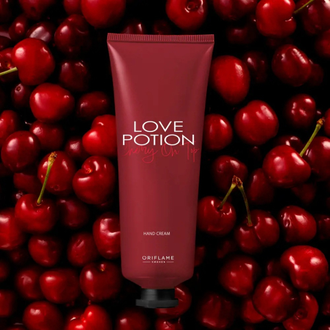 Set cadou Love Potion Cherry On Top pentru femei, apa de parfum si crema de maini hidratanta, aroma floral-fructata gurmanda cu cirese si ciocolata [5]
