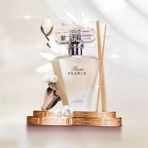 Set cadou parfumat pentru femei cu aroma floral-lemnoasa si accente de mosc, apa de parfum 50 ml, lotiune de corp 125 ml si spray de corp 100 ml, ideal pentru cadou elegant [7]
