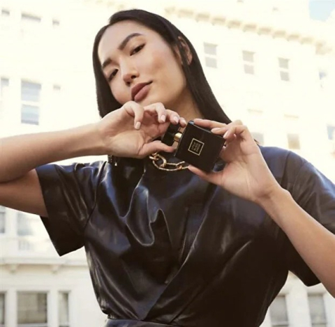 Set cadou pentru femei: Apa de parfum Little Black Dress 50 ml, Lotiune de corp Little Black Dress, Roll-on anti-perspirant 50 ml, Mini parfum 10 ml – aroma florala orientala eleganta [6]