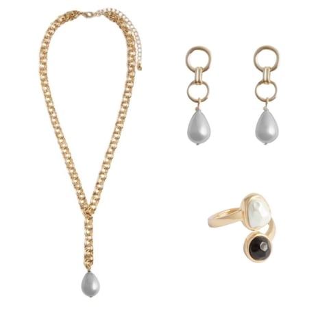 Monede de colectie - Set inel, colier și cercei Avon Lestari – colecție elegantă de bijuterii aurii cu perle decorative, design rafinat și feminin, ideală pentru ținute de seară, ocazii speciale și cadouri deosebite