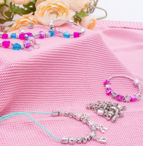 Set pentru creat bratari si lantisoare pentru copii, cu pandantive, margele si accesorii pentru bijuterii, multicolor, aproximativ 110 elemente [7]