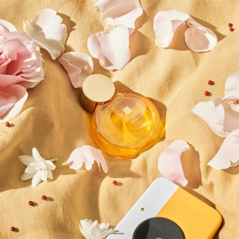 Set pentru dama, apa de parfum Far Away Shine, Ruj Avon Luxe Lustering Nude si insigna Dactylion cu mesaj motivational [4]