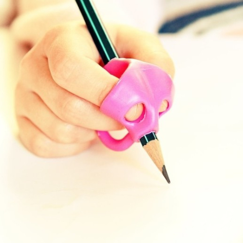 Suport pentru corectarea pozitiei de scriere la copii, ergonomic, din silicon, pentru prescolari si scolari [2]