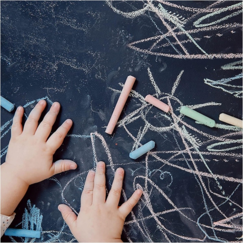 Tabla adeziva neagra pentru scris si desenat, 200 x 45 cm, cu folie autoadeziva tip tabla de scris si 5 x crete colorate, ideala pentru scoala, acasa sau restaurant [17]