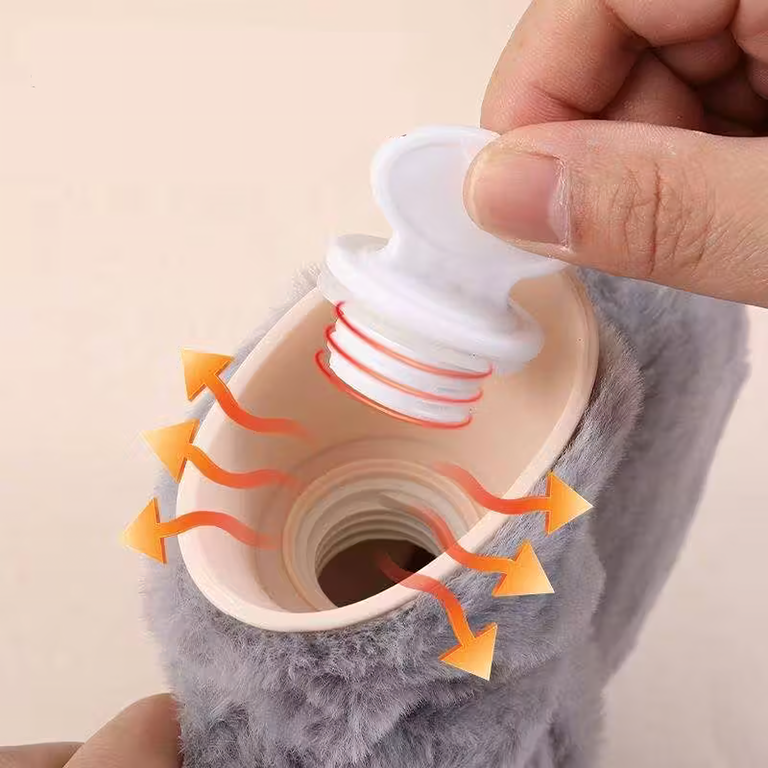 Termofor gri 0,5 L, 23,5 x 12,5 cm, sticla pentru apa calda cu husa pufoasa si pompoane, reutilizabil pentru incalzire si confort [4]