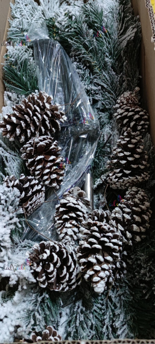 Brad artificial Premium cu zapada si conuri 180cm [12]