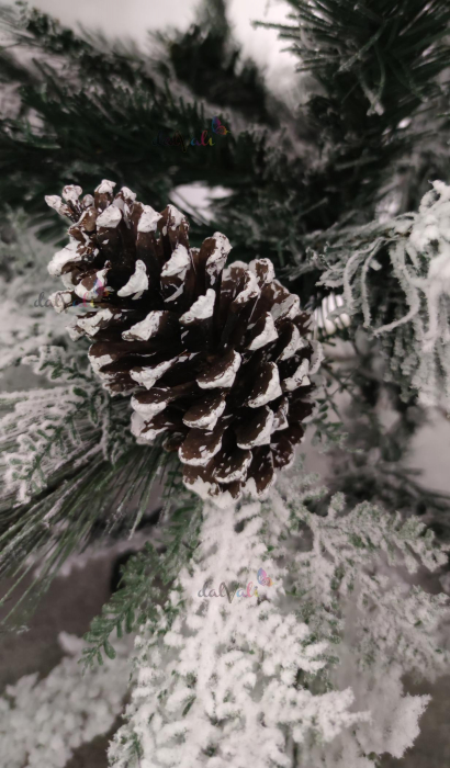 Brad artificial Premium cu zapada si conuri 210cm [15]