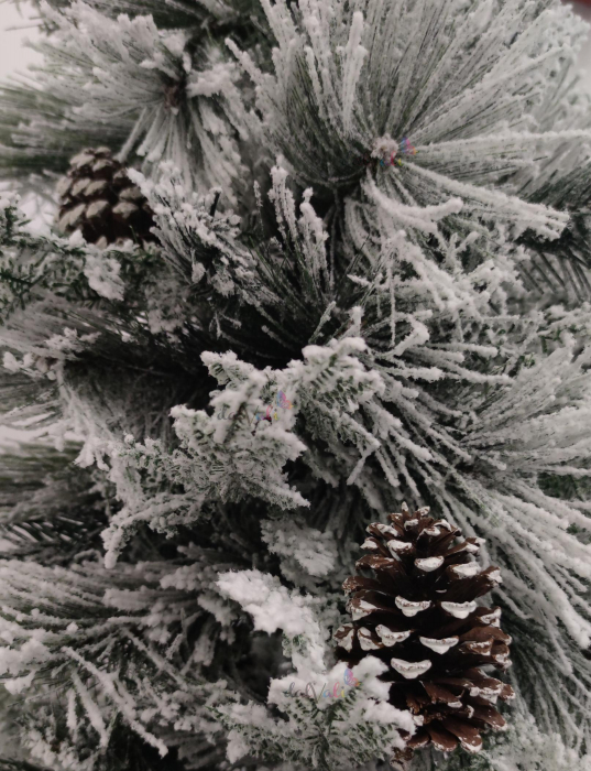 Brad artificial Premium cu zapada si conuri 240cm [16]