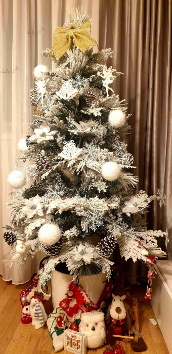 Brad artificial Premium cu zapada si conuri 240cm [10]