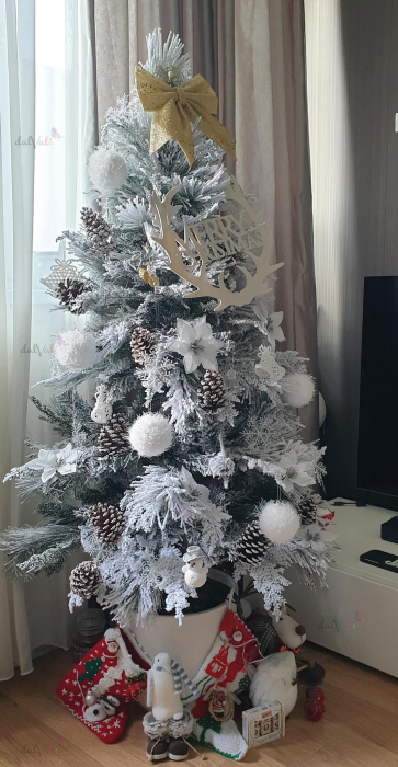 Brad artificial Premium cu zapada si conuri 300cm [10]