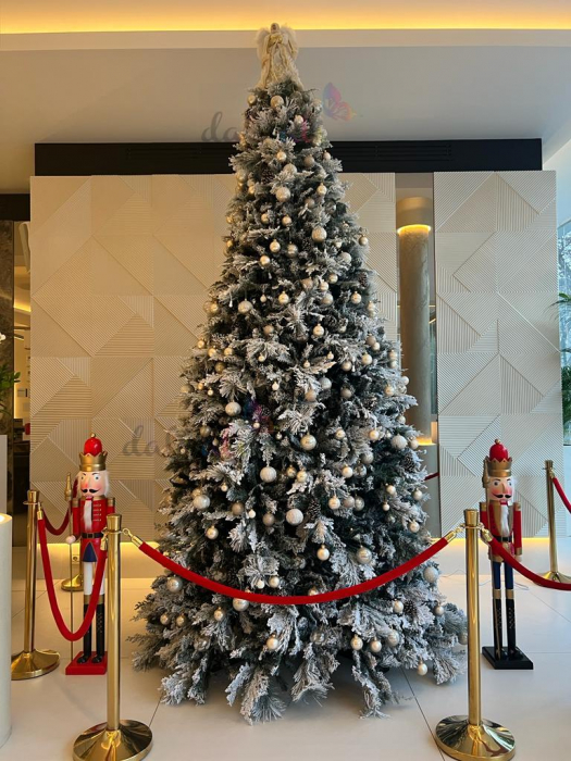 Brad artificial Premium cu zapada si conuri 350cm [8]