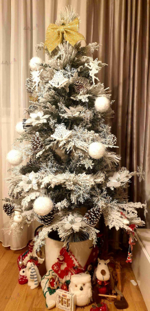 Brad artificial Premium cu zapada si conuri 300cm [10]