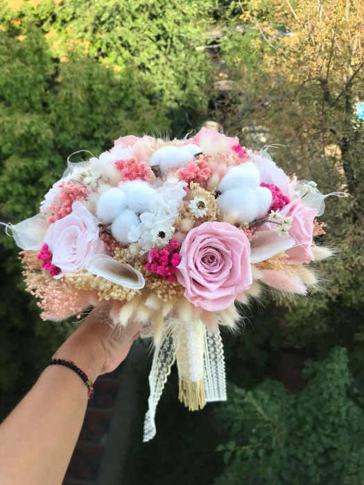 Buchet flori cu trandafiri si flori de bumbac [2]