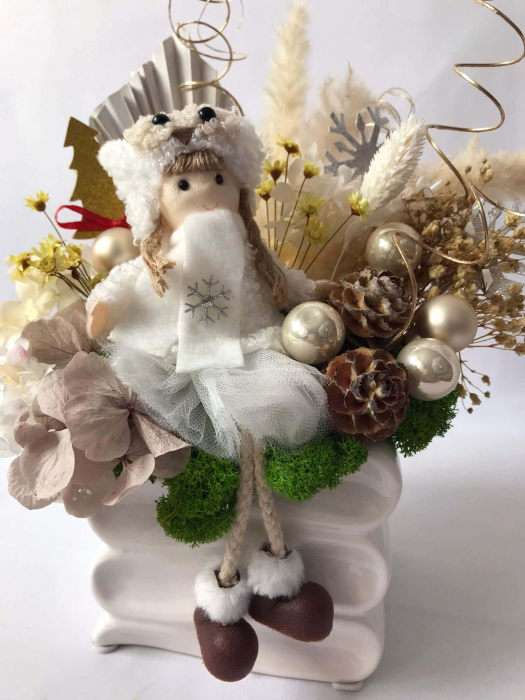 Aranjament floral cu flori ciogenate si fetita cu caciula [4]