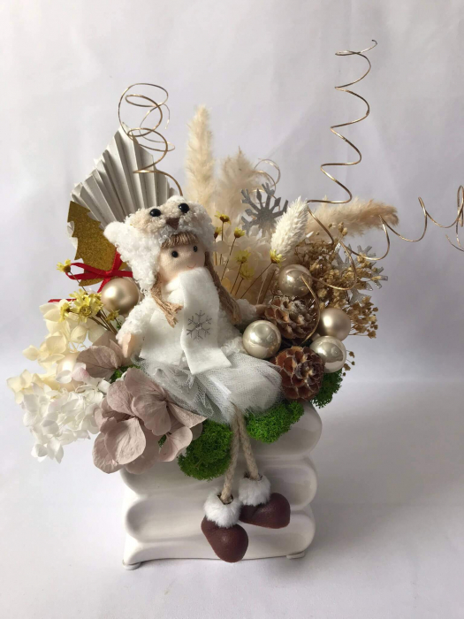 Aranjament floral cu flori ciogenate si fetita cu caciula [5]